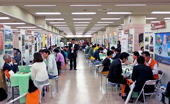2013年10月に開催された「新・農業人フェア」の会場の様子。1年後、入場者数も若者の割合もぐっと増えた印象（編集部撮影）