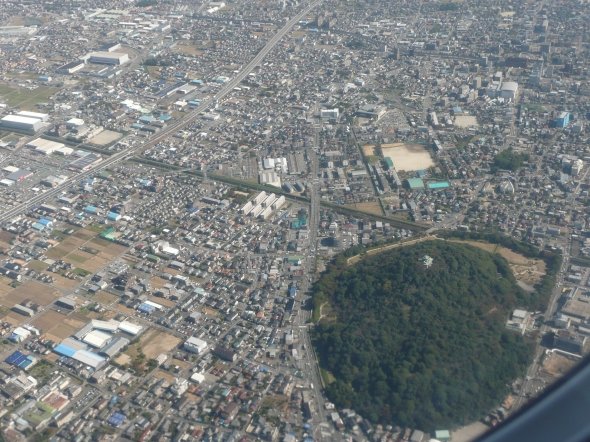 上空から見た現在の小牧山（上条ジョーさん撮影、Wikimedia Commmonsより）