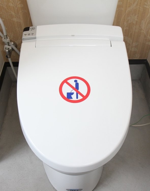 「男性トイレマナーステッカー」使用例（テクテク株式会社プレスリリースより）