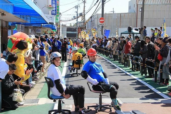 側道には驚くほどの観客が（公式Facebookから）