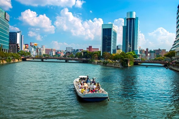 福岡市内那珂川から中洲地区を望む（提供：福岡市）