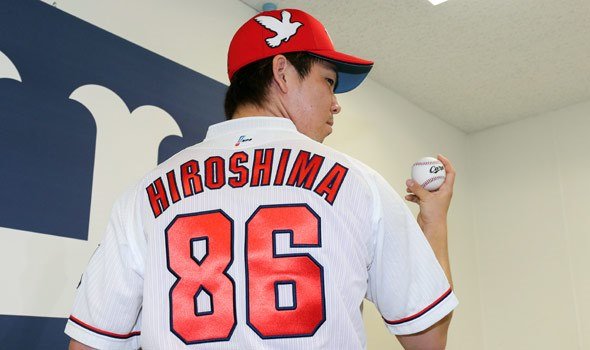 背番号86のユニフォームを着る前田健太選手（広島東洋カープ ウェブサイトより）