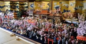 旧伊藤伝右衛門邸の座敷雛イメージ図（飯塚市観光ポータルサイトより）