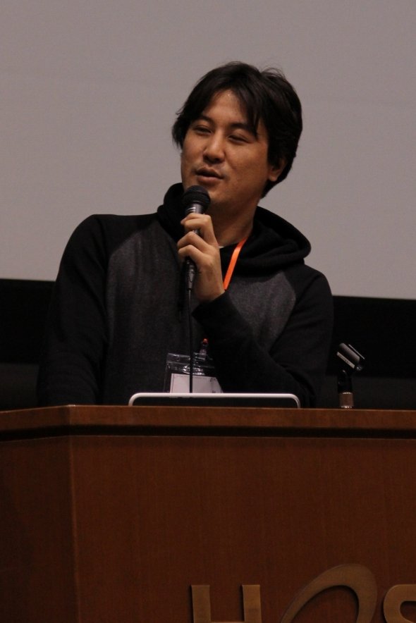 プレゼンに立つヨッピーさん