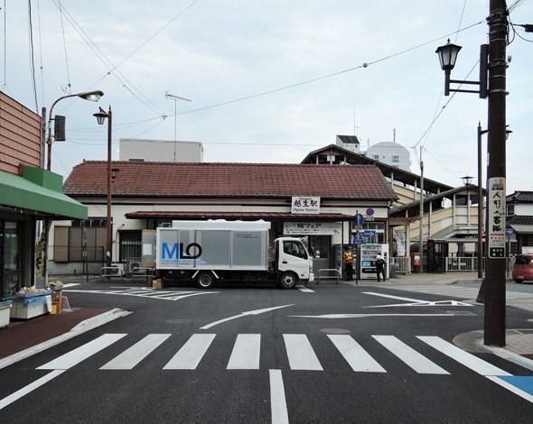 越生駅。1933年の開業時に建設された駅舎が今も現役で使われている。