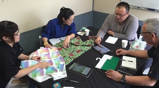 朝倉染布での打合せの様子