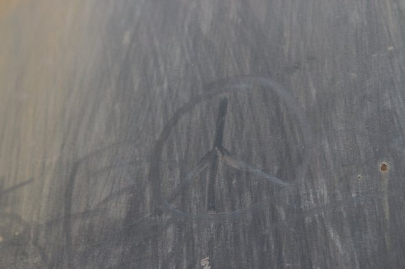 ピースマーク。ある意味ふさわしい落書き？