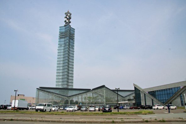 「道の駅あきた港」のポートタワーセリオン（103momoさん撮影，Wikimedia Commonsより）