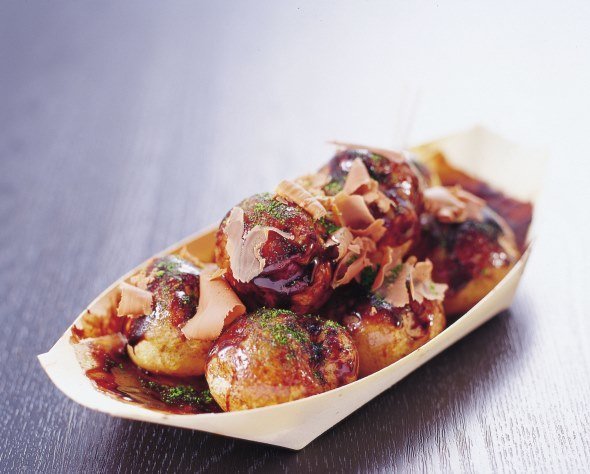 たこ焼きにしか見えないシュークリーム（画像提供：虎屋本舗）