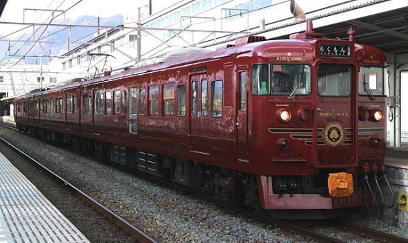 しなの鉄道115系S8編成「ろくもん」（Rsaさん撮影、Wikimedia Commonsより）