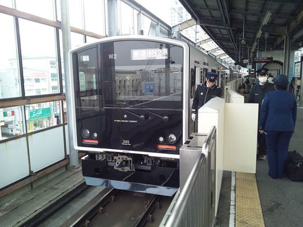 JR九州姪浜駅に停車中の305系電車。写真はイメージです（Watarase Mizuhoさん撮影、Wikimedia Commonsより）