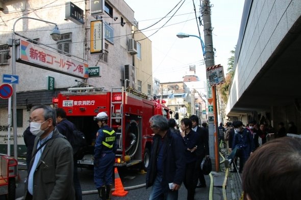 ゴールデン街入口。この写真の撮影時点では火災もひと段落していたが、なおも一帯の騒然とした状況は続いていた