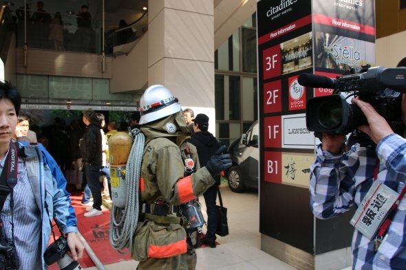 消防士が忙しく行きかう