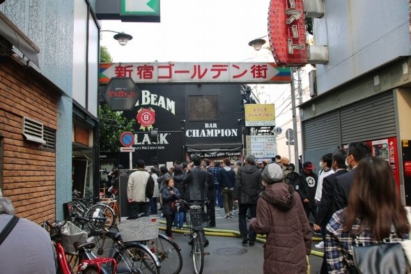 区役所側のゴールデン街入口にも大勢の人が詰めかけた