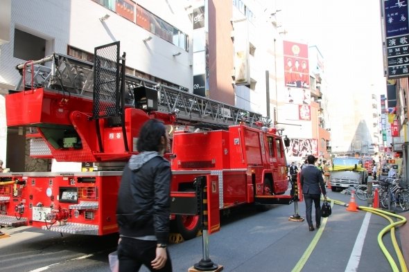 多数の消防車が辺りにはスタンバイ