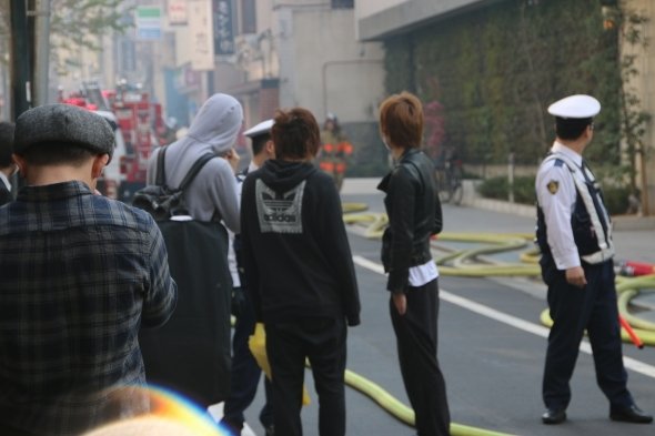 警察官が近隣住民らしき人々に話を聞いている