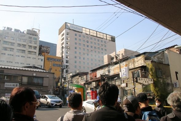 心配そうに事態の推移を見守る人々