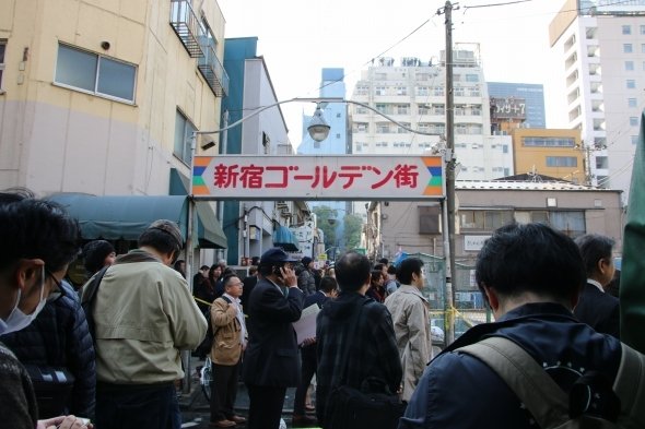 多くの報道陣がゴールデン街前に集まった