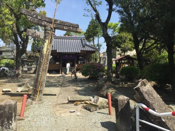 森さんが撮影した、近所の神社の様子。鳥居が半壊し、辛うじて一本足で支えている格好だ（森恭三さん提供。以下同）