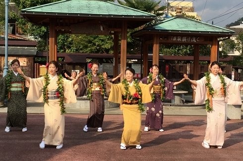 着物でフラダンスを踊る「着物deフラ」