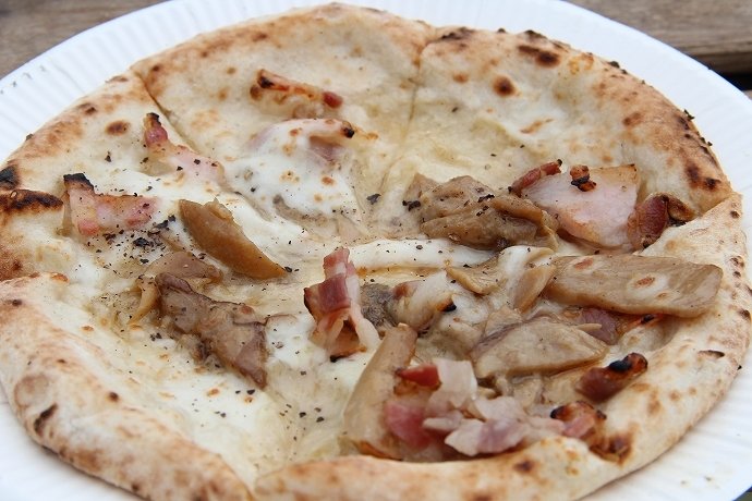 「Pizza Bakka」のポルチーニ茸と白トリュフオイル S ￥1200は贅沢な味わい