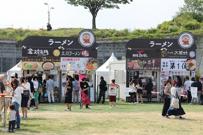初出店の「立川ラーメン魂」と、仙台牛ローストビーフ油そばが自慢の「麺屋 政宗」も好評