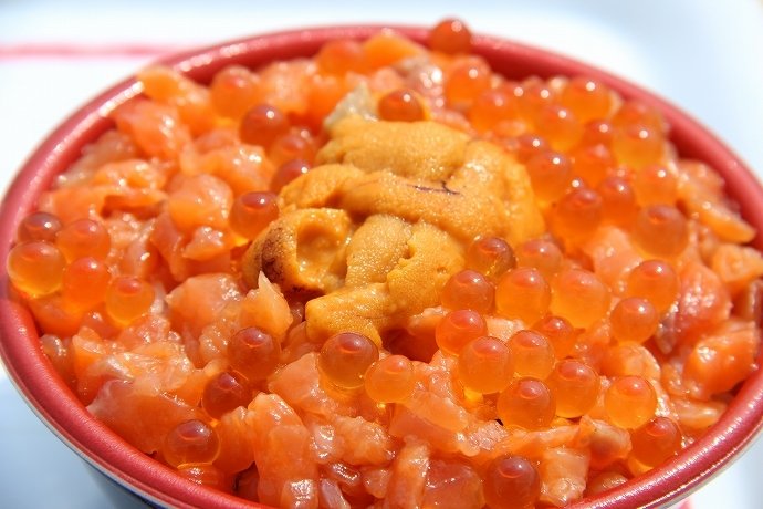 「札幌 九兵衛」のサーモン、いくら、ウニの3色丼￥2000は立川限定