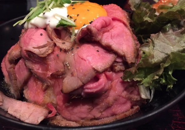 ローストビーフ丼、税込880円（原宿店、写真は編集部撮影）