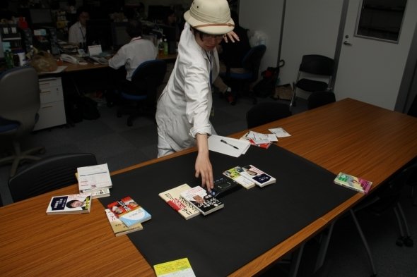 一人でトーナメント表を作って遊ぶT編集長。「そういえば子どものころ、自分で競馬ゲーム作ったりして、こういう一人遊びばっかしてたな」