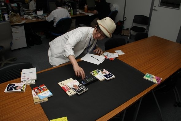 オフィスの片隅で、完全に仕事を忘れて熱中するT編集長