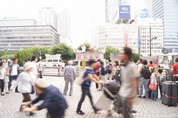 この日は直前に同会場で、桜井誠さんの選挙演説が。その効果もあってか、足を停めて話を聞く人も決して少なくなかった