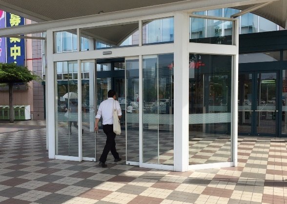 イトーヨーカドー幕張店の自動ドア（写真はすべてJタウンネット編集部撮影）
