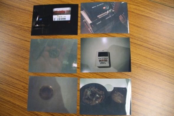 右列中央は「フードコートの番号札」、その下が「豚丼」