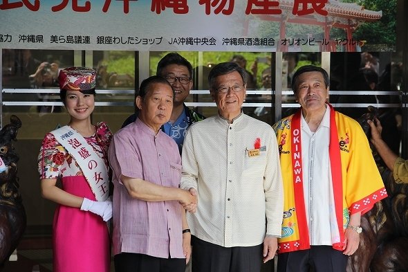 開会セレモニーでの翁長知事と二階幹事長