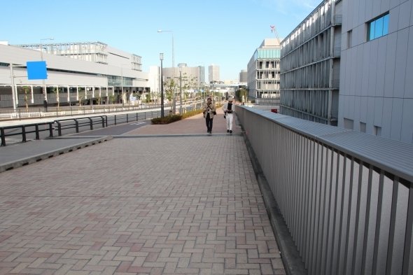 閑散とした一帯を歩くT編集長とM記者