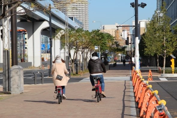 レンタサイクルで散策中らしき男女