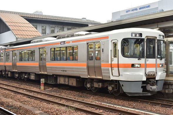 JR東海 キハ25形気動車（rudona69さん撮影、Wikimedia Commonsより）