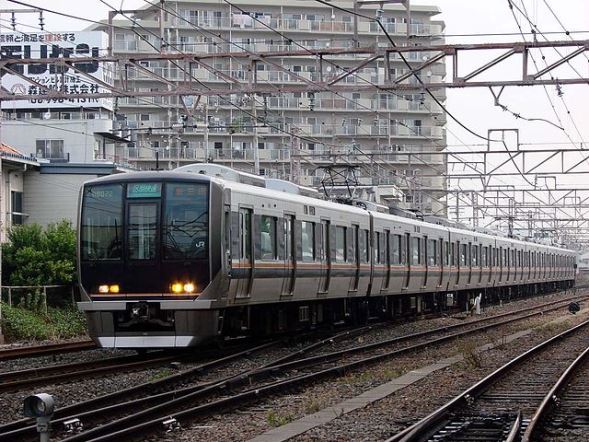 JR西日本321系電車（w0746203-1さん撮影、Wikimedia Commonsより）