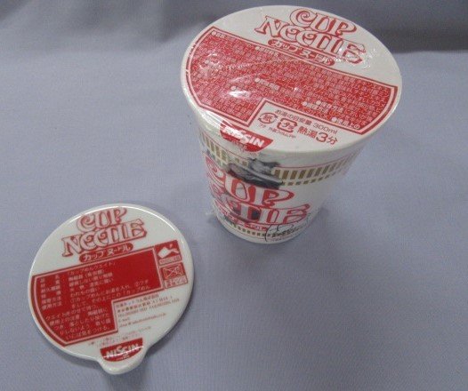 左が「カップめんウエイト」、右はカップヌードル（画像提供：篠英陶磁器）