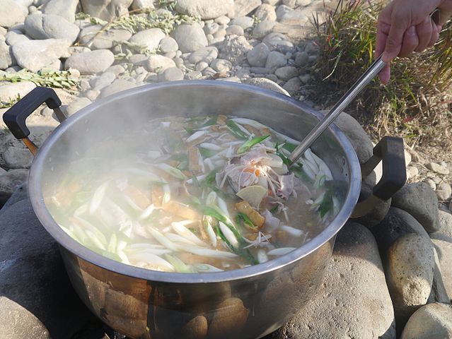 仙台・宮城式の芋煮（Mizu basyoさん撮影、Wikimedia Commonsより）