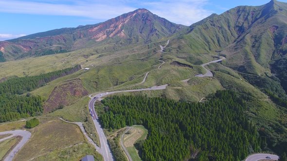 池の窪の牧野よりドローンで撮影した阿蘇南登山道（写真は「南阿蘇の力」Facebookページより）