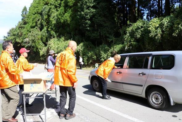 10月4日、みなみあそ村観光協会は再開を記念してプレゼントを配った（写真は「南阿蘇の力」Facebookページより）
