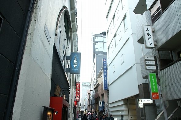 夜はにぎやかな通りだ