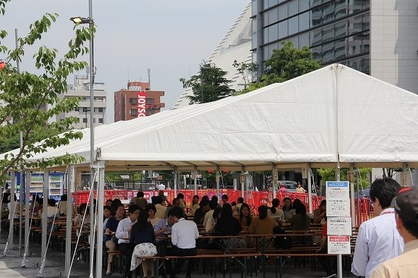 テント席では多くの人が料理に舌鼓を打っていた