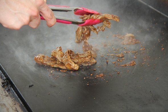 調理には巨大な鉄板を使用