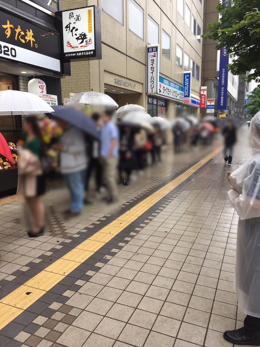 オープン当日、開店前の行列（「伝説のすた丼屋」公式ツイッターから）