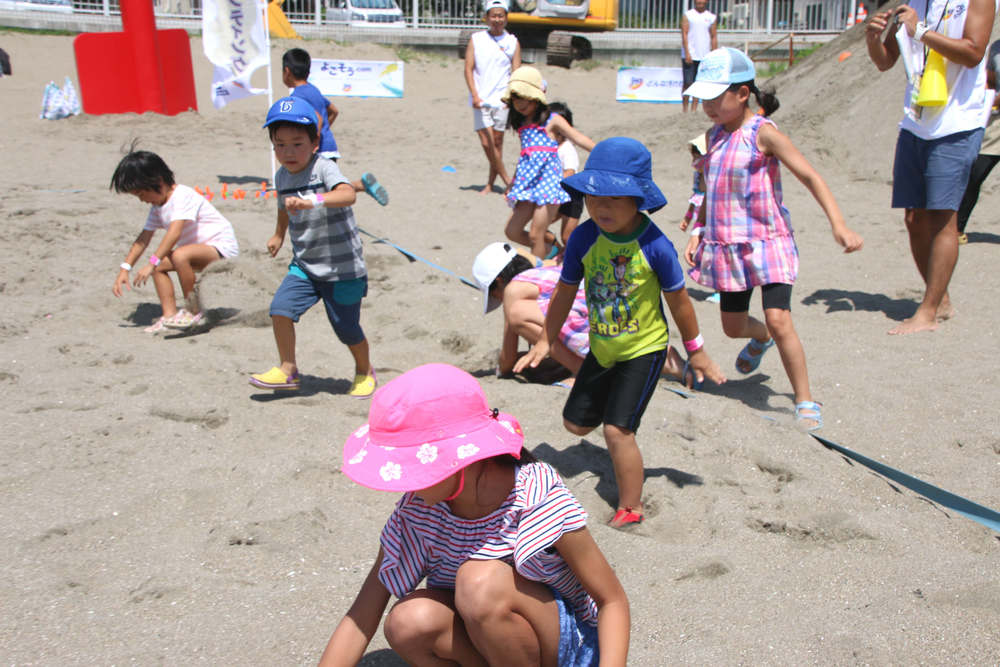 スタートの合図で一斉に走り出す子どもたち