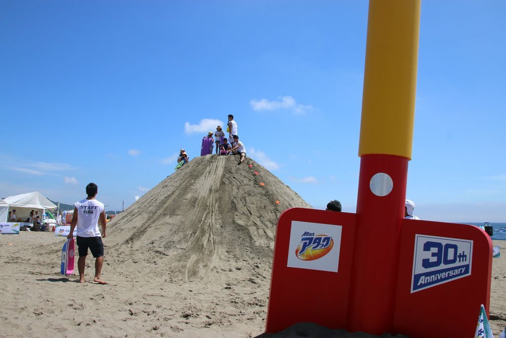 （写真右）砂山と同じ、高さ4メートルの「ギガシャベル」