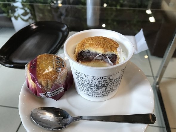 通常品と比べると月餅の厚みは半分ほど