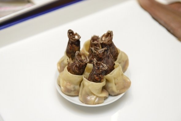 頭がむき出しのワラスボ餃子